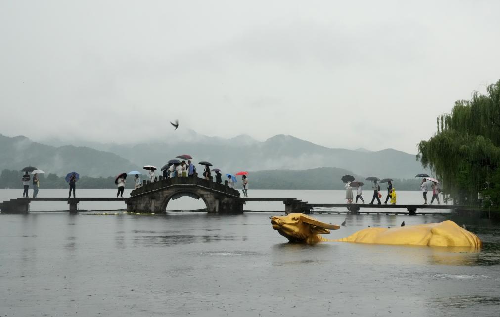 “杭州西湖日”  雨中游西湖