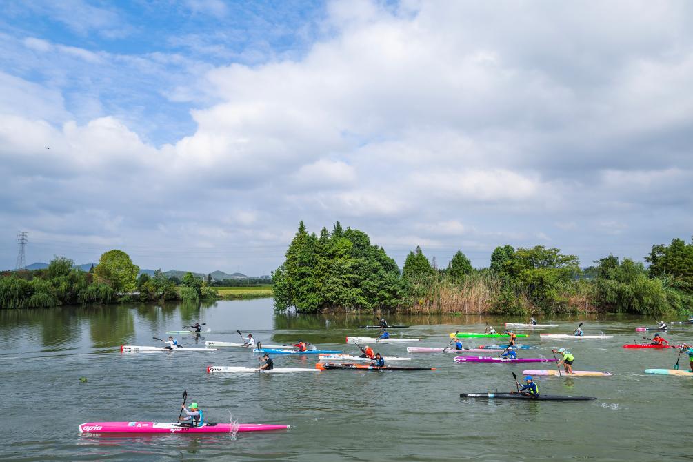 白塔湖湿地皮划艇桨板马拉松赛举行