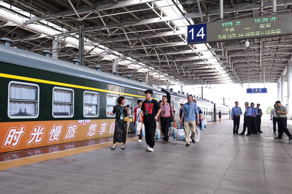 浙江宁波：“长三角号”援疆银发旅游专列启程