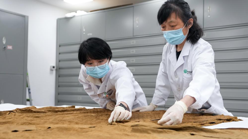 新時代中國調研行之文化中華｜縫補時光的絲綢“醫生”