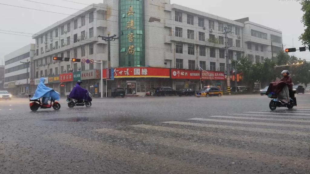江苏徐州：暴雨来袭 多措并举保障公共用电安全