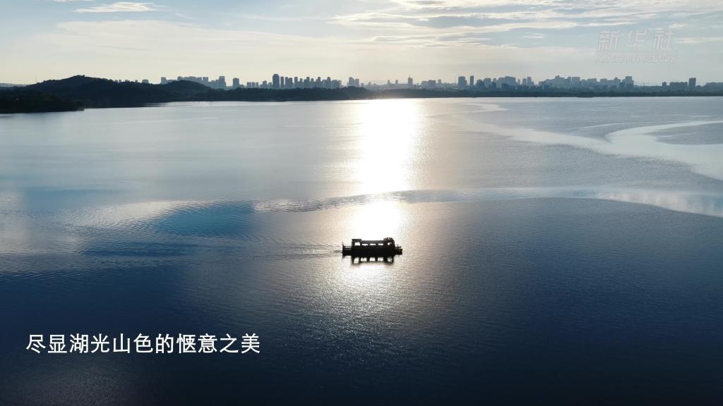 安徽池州：半湖青绿半湖蓝