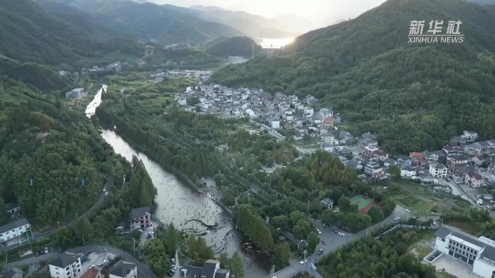 浙江余杭：举行“摸鱼派对” 打造乡村避暑新模式