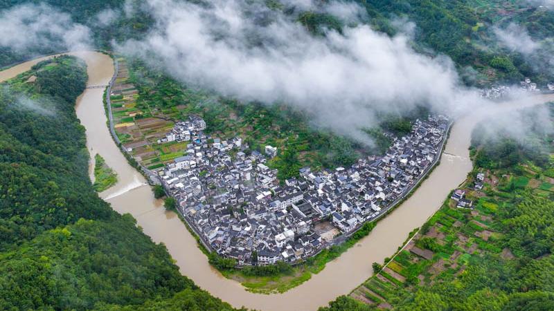 安徽歙县：雨后山村流云美