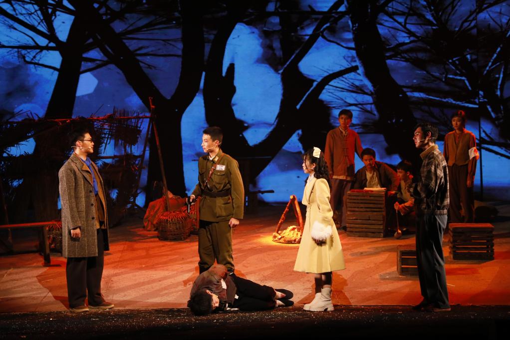 江苏海安：校园版话剧《西迁》上演