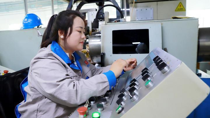 青春在焊花中闪亮：杭州“00后”女孩的“硬核”制造路