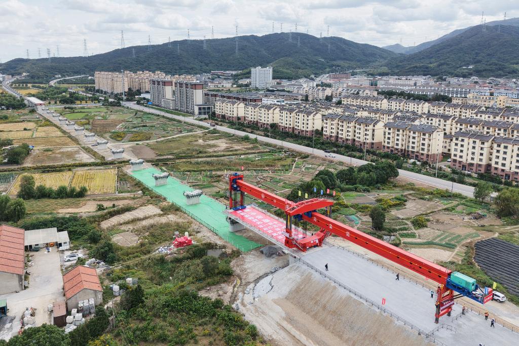 浙江：甬舟铁路首榀箱梁成功架设