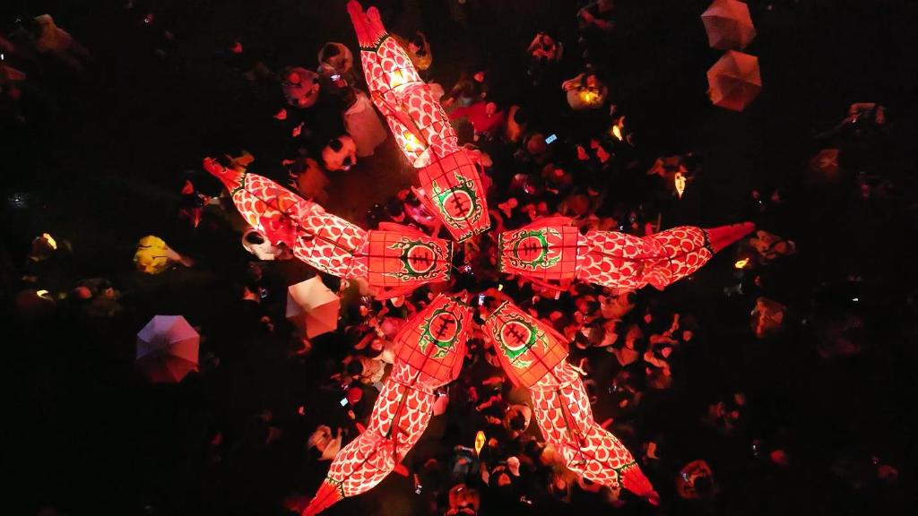 安徽呈坎：非遗鱼灯点亮古村夜色