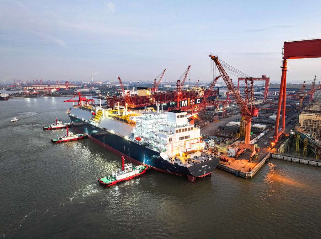 江苏泰州：17.5万立方米LNG运输船出江试航