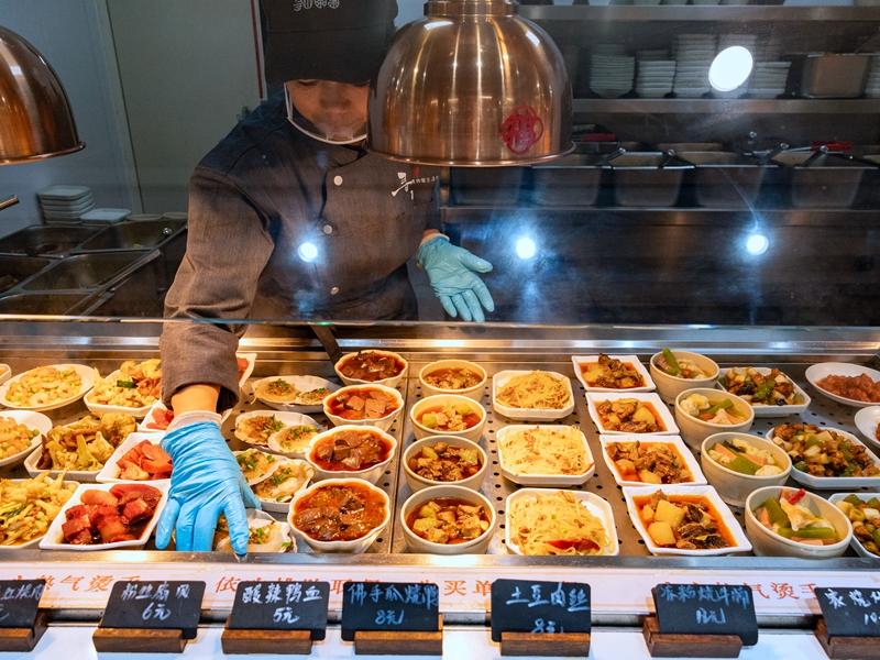 新华网文化观察丨年轻人抢着去博物馆“干饭”