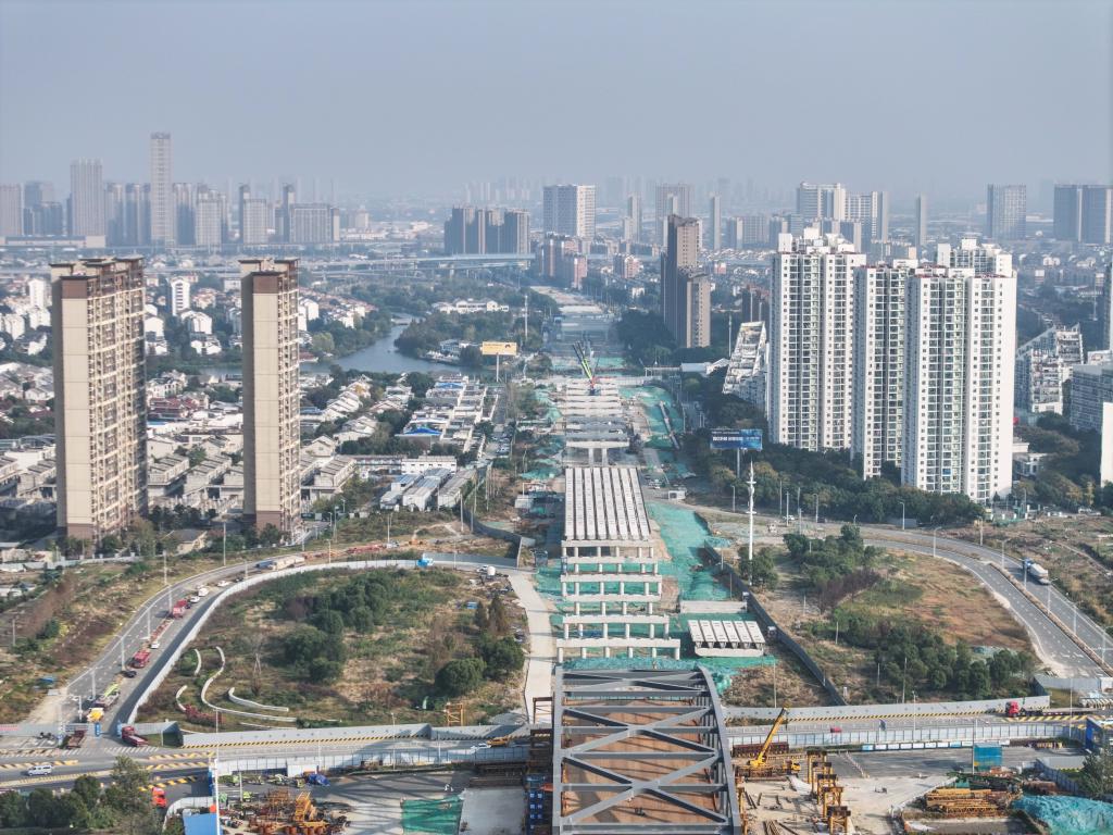 江苏无锡：312国道改扩建工程架梁忙