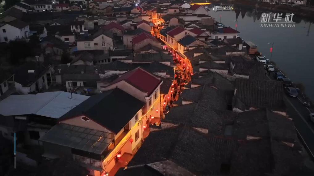 古镇长桌宴浓浓邻里情