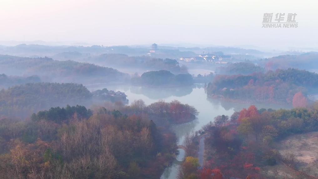 安徽池州：晨雾氤氲杏花村