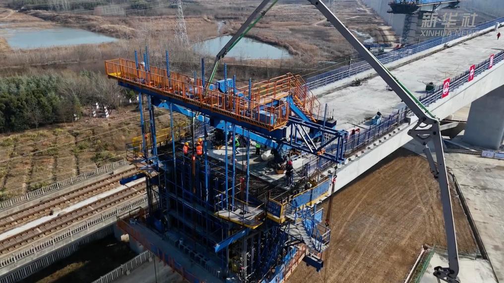 沪宁合高铁跨京沪高铁特大桥T构转体梁主体浇筑完成