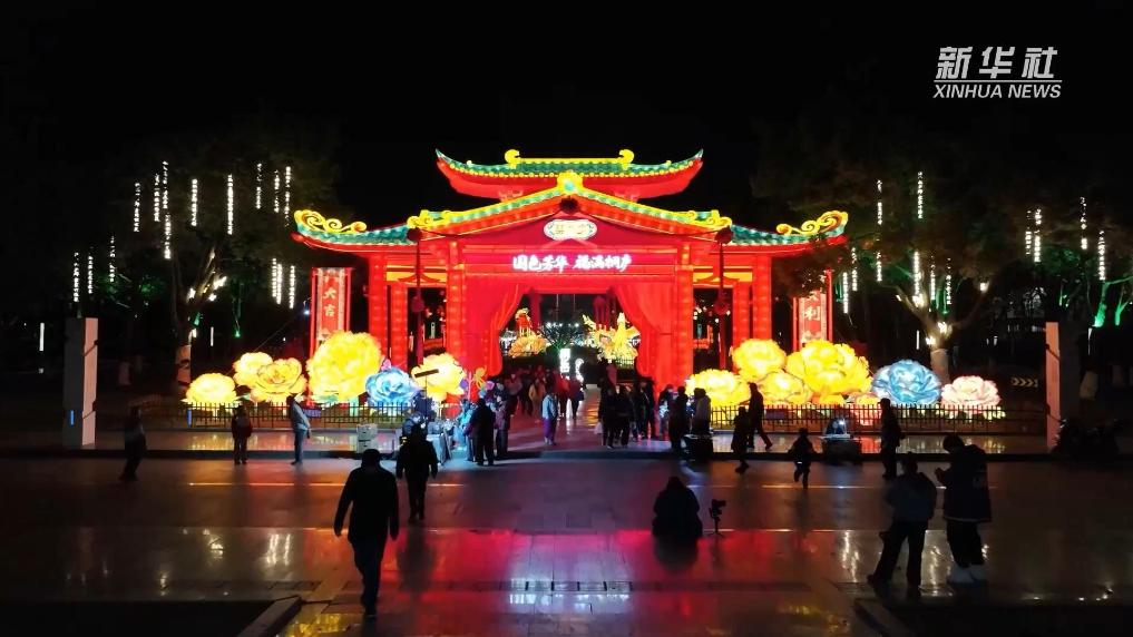 杭州桐庐：“灯会+市集” 激发冬日消费活力 