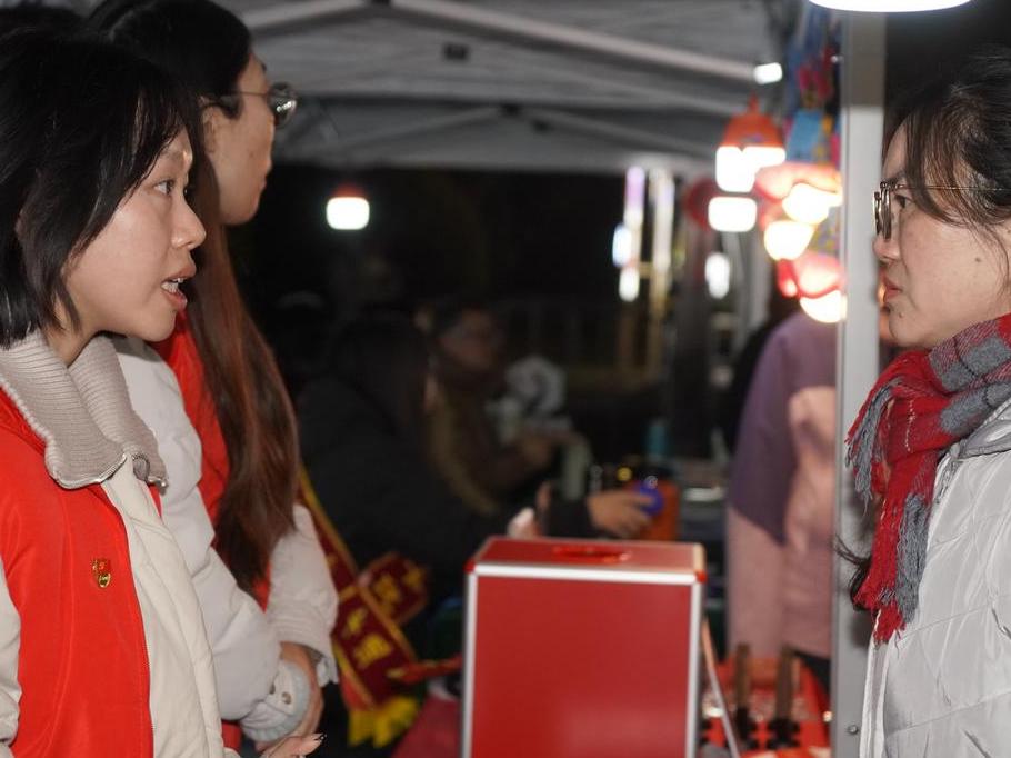 特写：逛着夜市找工作