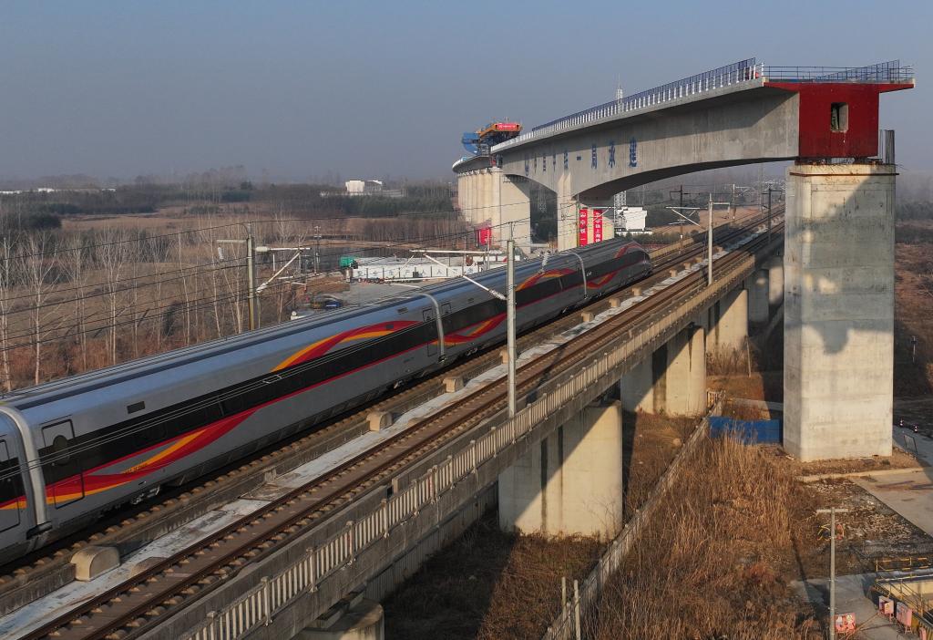 沪宁合高铁201.5米转体梁成功转体跨越京沪高铁