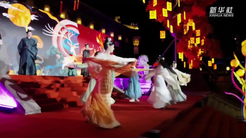 浙江横店：点亮光影盛宴 共赴“入戏中国年”