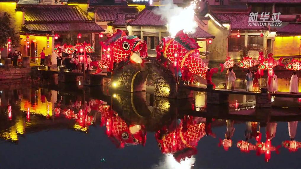 安徽黄山:雪夜鱼灯映古村