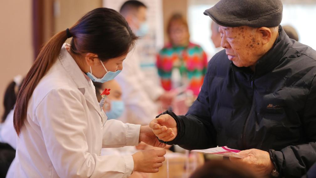 浙江嘉兴：应对寒潮 暖心助老