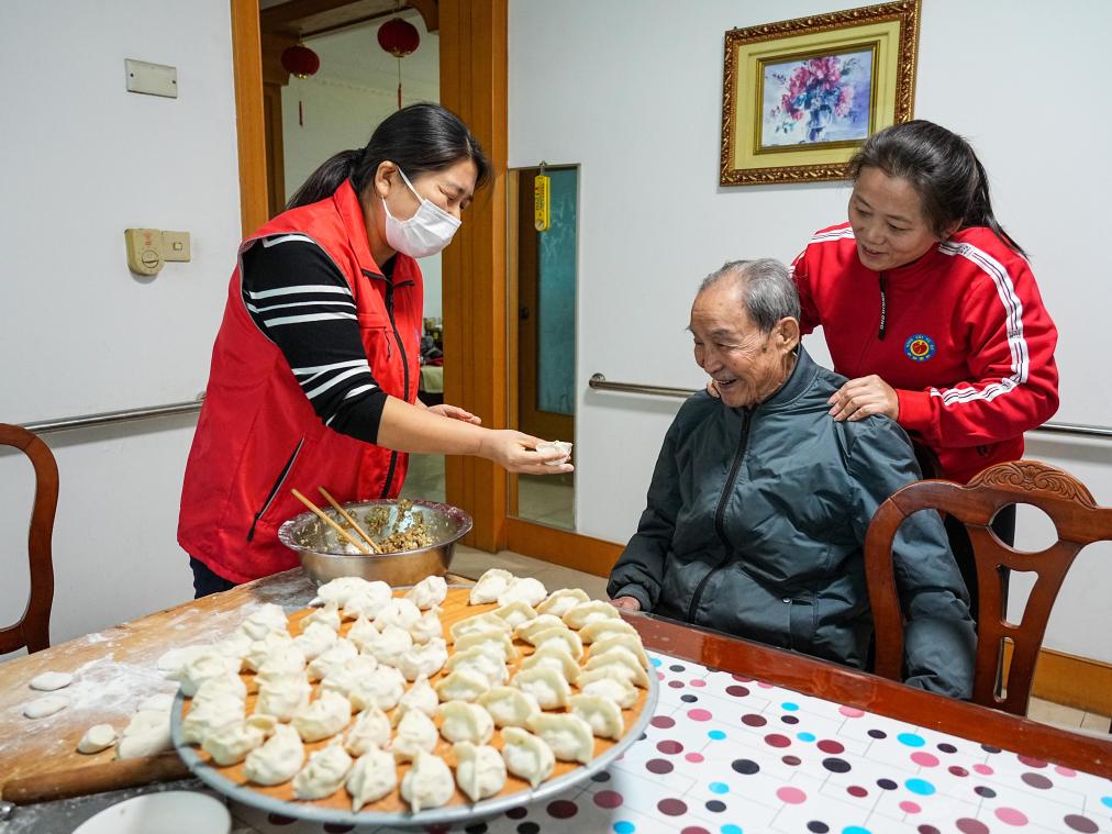 新华鲜报|老有所依！我国全面向中度以上失能老年人发放补贴