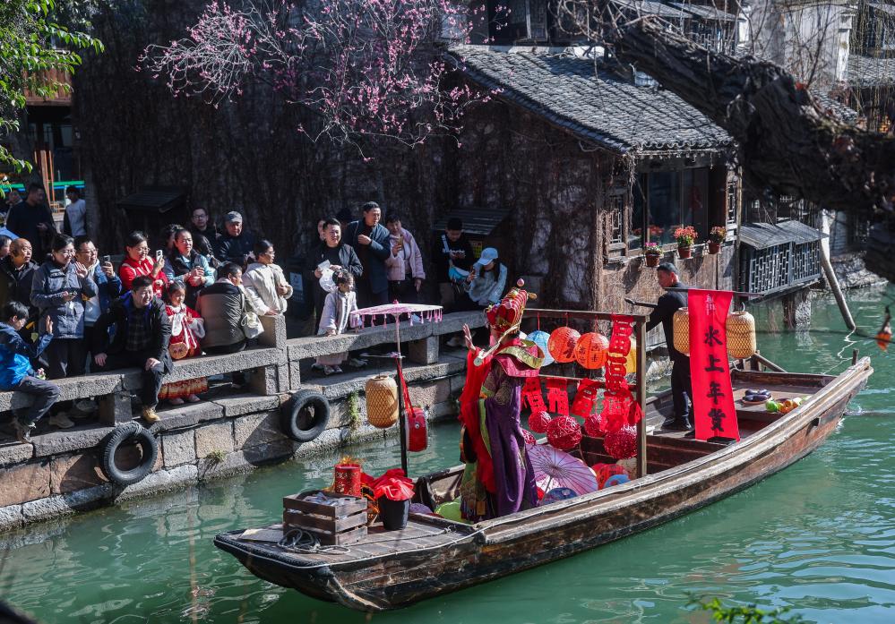 特色表演点亮水乡古镇假日经济