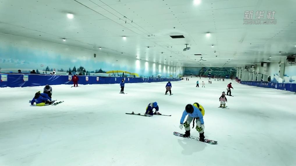 安徽马鞍山：冰雪“碰撞”年味 游客乐享新春假期