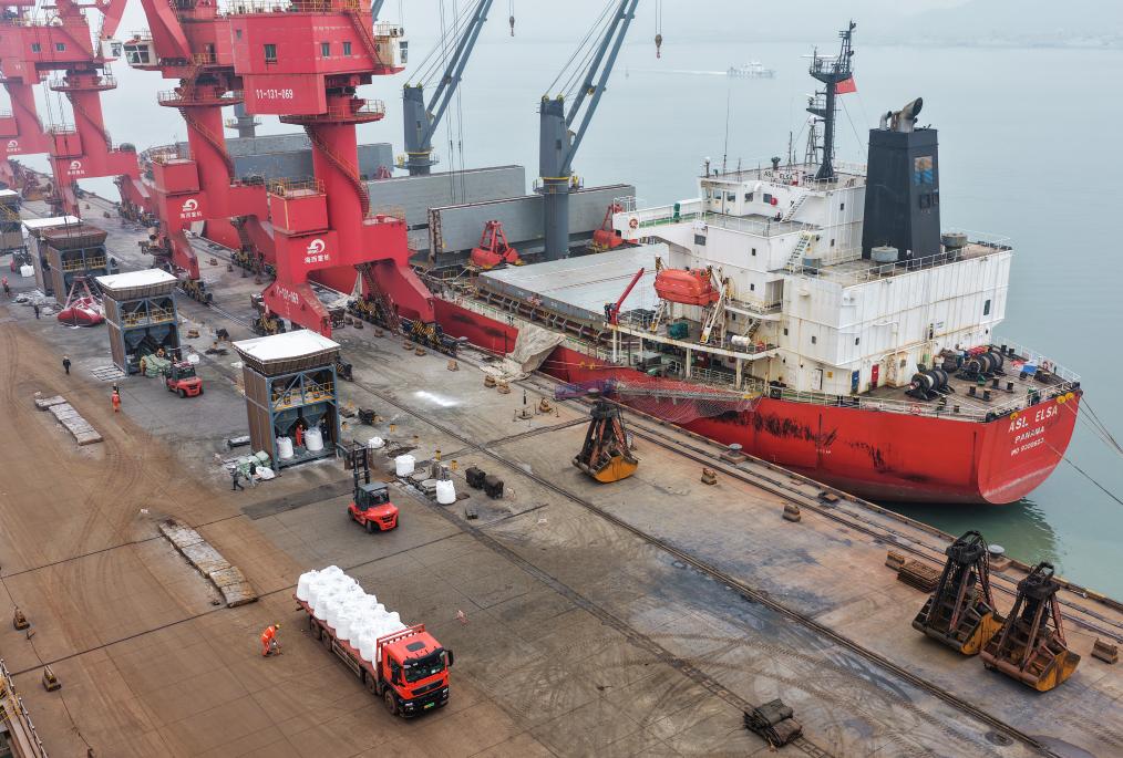 江苏连云港：转运化肥保春耕