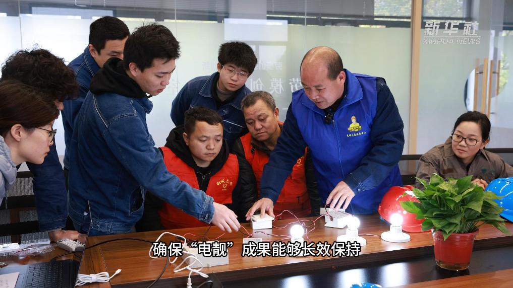 浙江绍兴：学雷锋践初心 点亮楼道暖民心