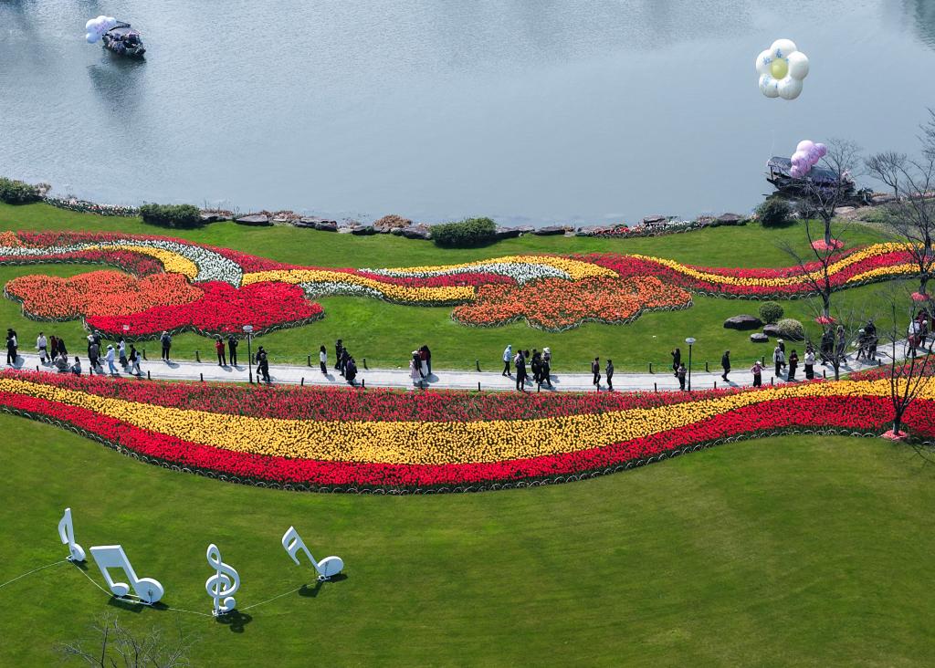 美丽中国丨春季湖畔花海迎客来