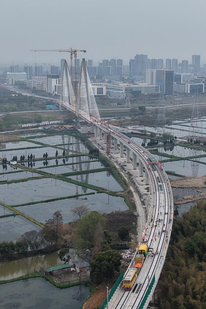 浙江：智能装备“上岗”市域铁路施工