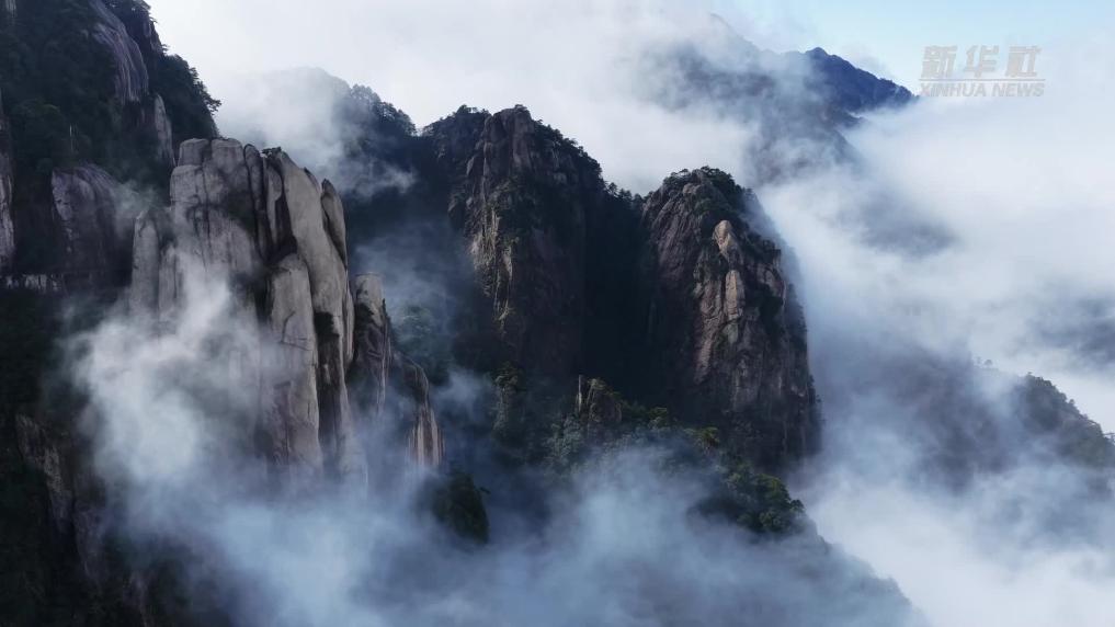 安徽池州：云海漫峰峦 美景入画来