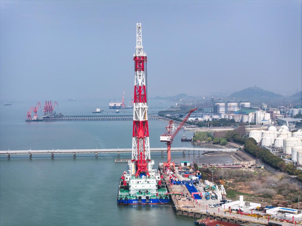 镜观中国·新华社国内新闻照片一周精选丨全球领先打桩船在江苏南通交付