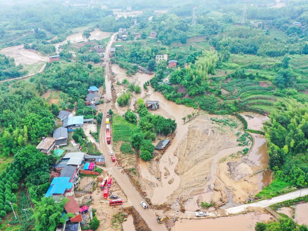 暴雨持续，多地筑牢防汛堤坝