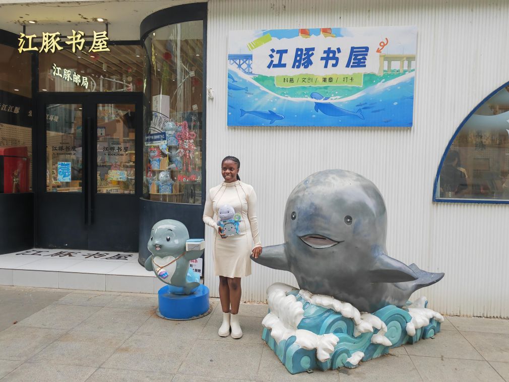 外国志愿者参与守护长江“微笑天使”