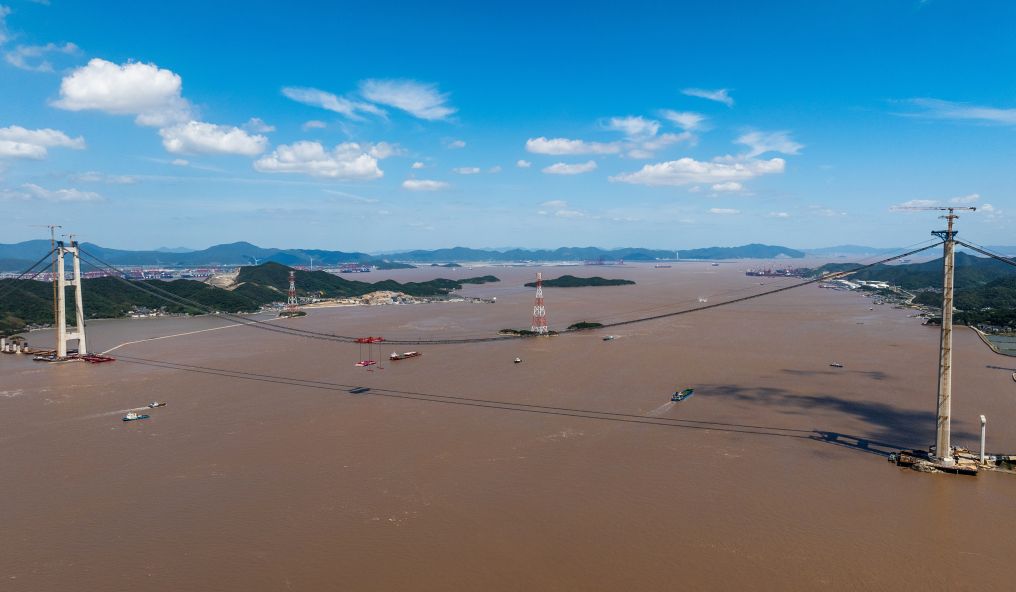 浙江：双屿门特大桥首节钢箱梁完成吊装