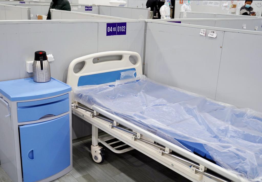 上海：临港方舱医院升级床位 提高患者收治能力