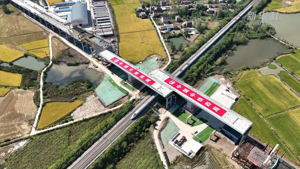 安徽：萬噸橋梁轉體跨越滬蓉鐵路