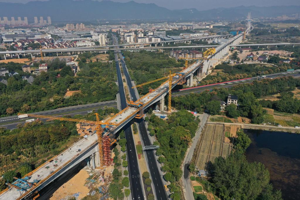 杭溫鐵路二期工程最大跨度連續梁合龍