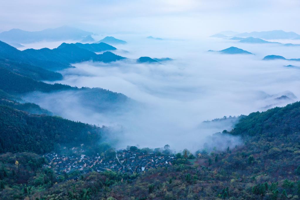 安徽黃山：云繞土樓景宜人