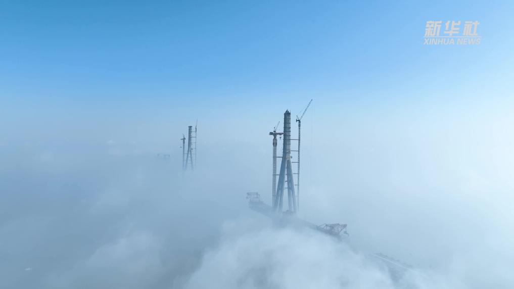 江苏常州：常泰长江大桥“穿云破雾”