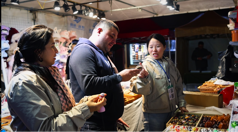 浙江义乌：夜市点点灯火，照亮平凡梦想