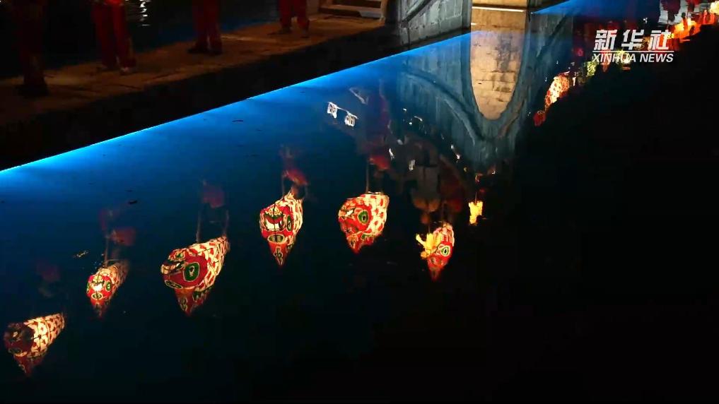 安徽黟县：非遗花灯耀古村 板凳龙舞闹新春