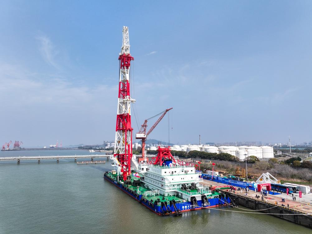 全球领先打桩船在江苏南通交付