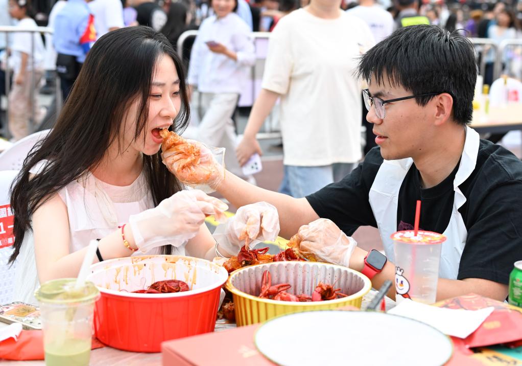 江苏盱眙：欢乐龙虾宴火爆开席