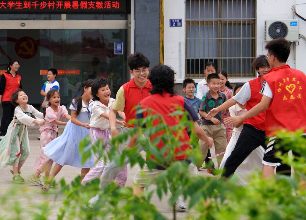 江苏海安：大学生爱心支教点亮孩童多彩暑假